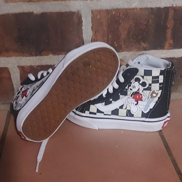 DISNEY LOVERS ALERT! VANS X Disney Sk8-hi Mickey Mouse edition - Picture 3 of 3